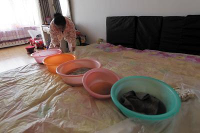 连云港楼上漏水，住户失联，小区没物管，业主维权难！律师来支招……